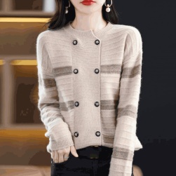 柔らかくて優しい印象 定番 着痩せ効果 ぴったりしたサイズ感 配色 長袖 ニットセーター