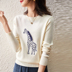 柔らかくて優しい印象 カジュアル 着痩せ効果 キリンの刺繡 ニットセーター