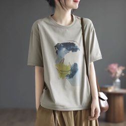 一枚で視線を奪う レトロ文芸プリントラウンドネックルーズTシャツ