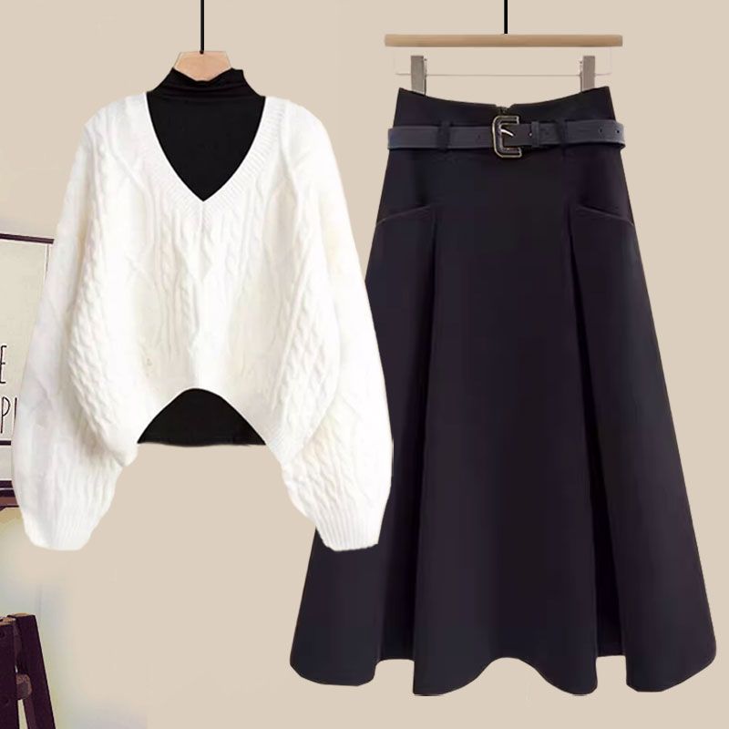 ホワイトセーター＋ブラックカットソー＋ブラックスカート