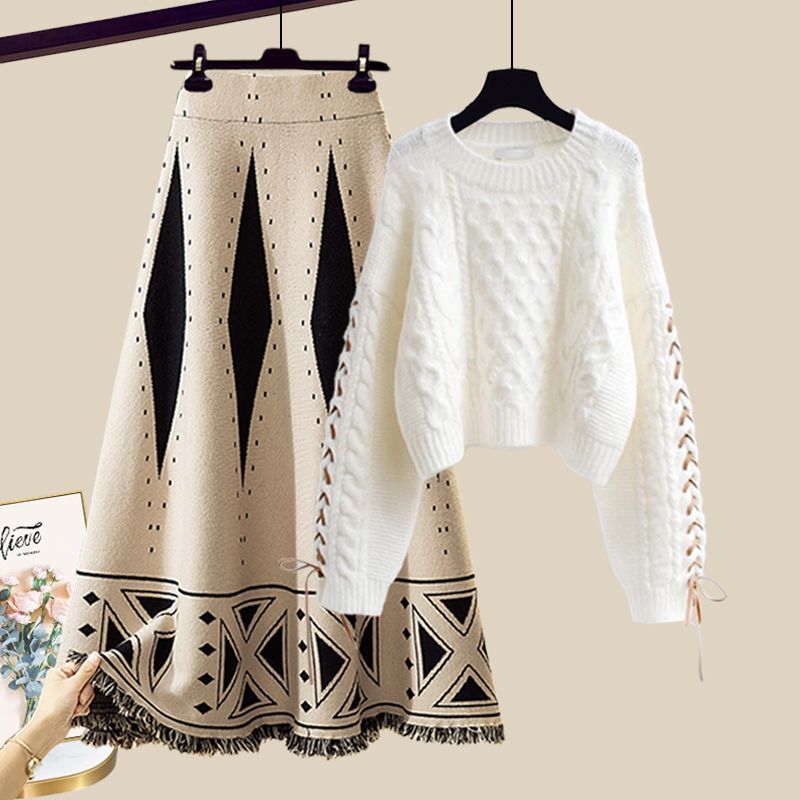 ホワイトセーター＋アプリコットスカート