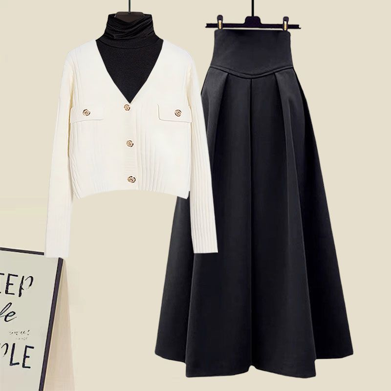 ホワイトセーター＋ブラックカットソー＋ブラックスカート