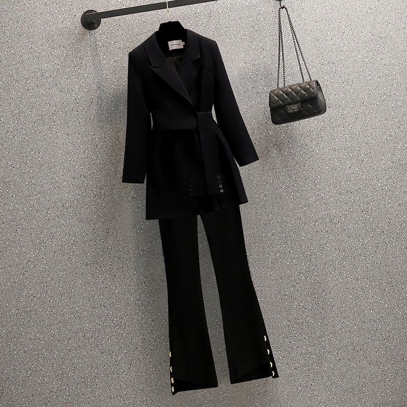 ブラック/スーツジャケット+ブラック/カジュアルパンツ