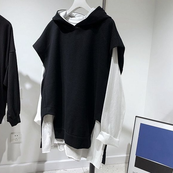 ブラック/ベスト+ホワイト/Tシャツ