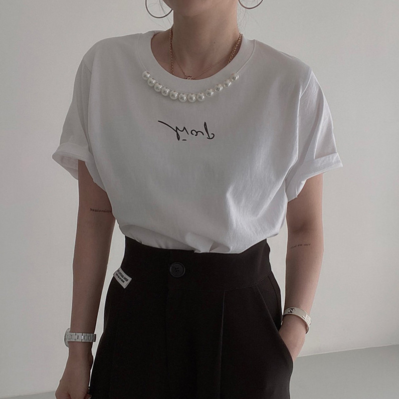パール装飾とロゴプリントがかわいいゆったりラウンドネック半袖Tシャツ カジュアルに活躍