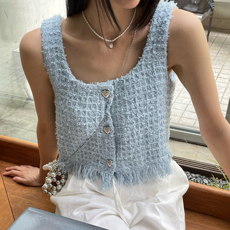 スクエアネックキャミソール メタルのハートボタンとフリンジがアクセント