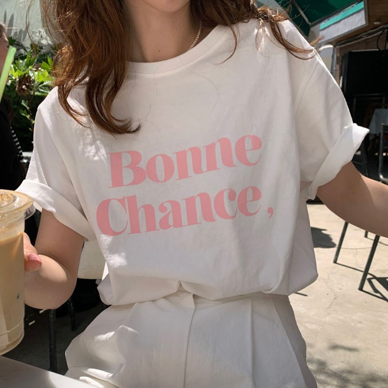 シンプルな丸首Tシャツ　配色と英字プリントがポイント