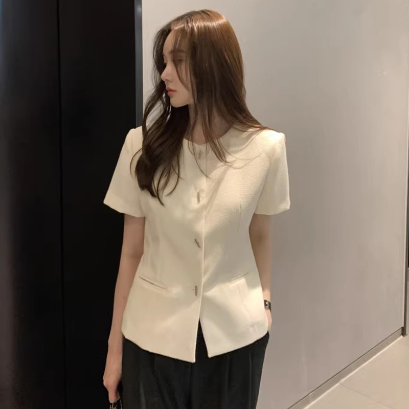 ベージュ