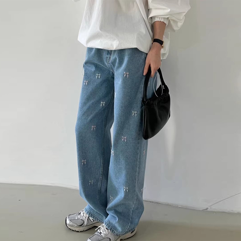 バタフライ刺繍入りデニムパンツ ハイウエスト＆ヴィンテージ風ワイドシルエット