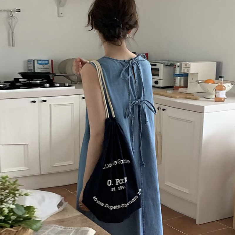 リボン付きバックオープンデニムワンピース 蝶結びデザイン ゆったりシルエット