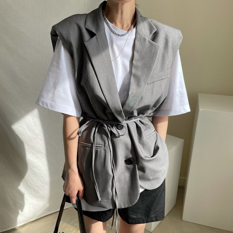グレーのベスト