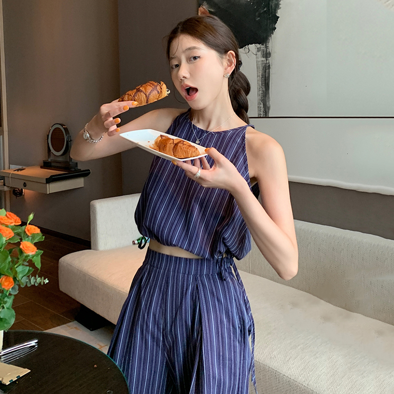 ベストとワイドパンツのセットアップ ストライプ柄でスタイルアップ