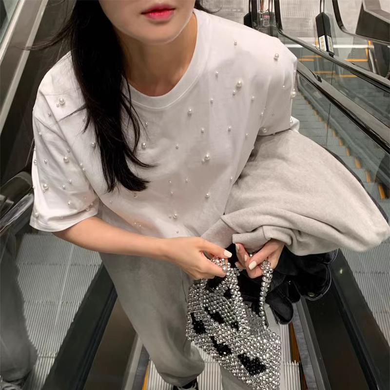 ビッグ＆スモールパール装飾 ゆったりTシャツ シンプルながら個性派