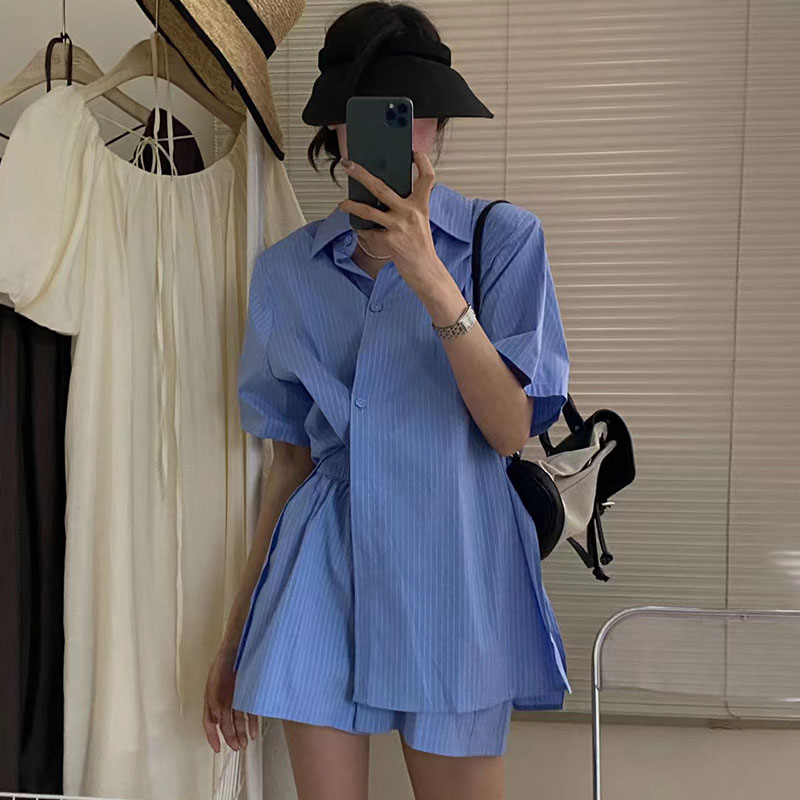 ブルーショートパンツ