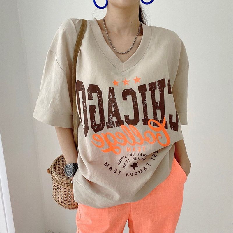 カーキ