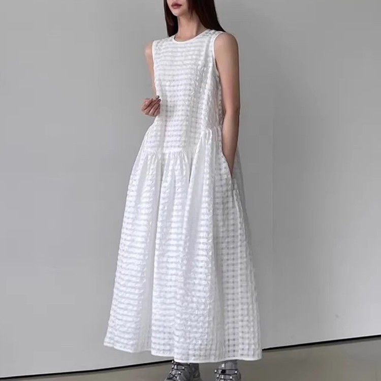 ホワイト  ゆったり  ワンピース  ベスト  ノースリーブ  ロングスカート  個性的  ゆるっとしたスタイル  ワンピース・スカート