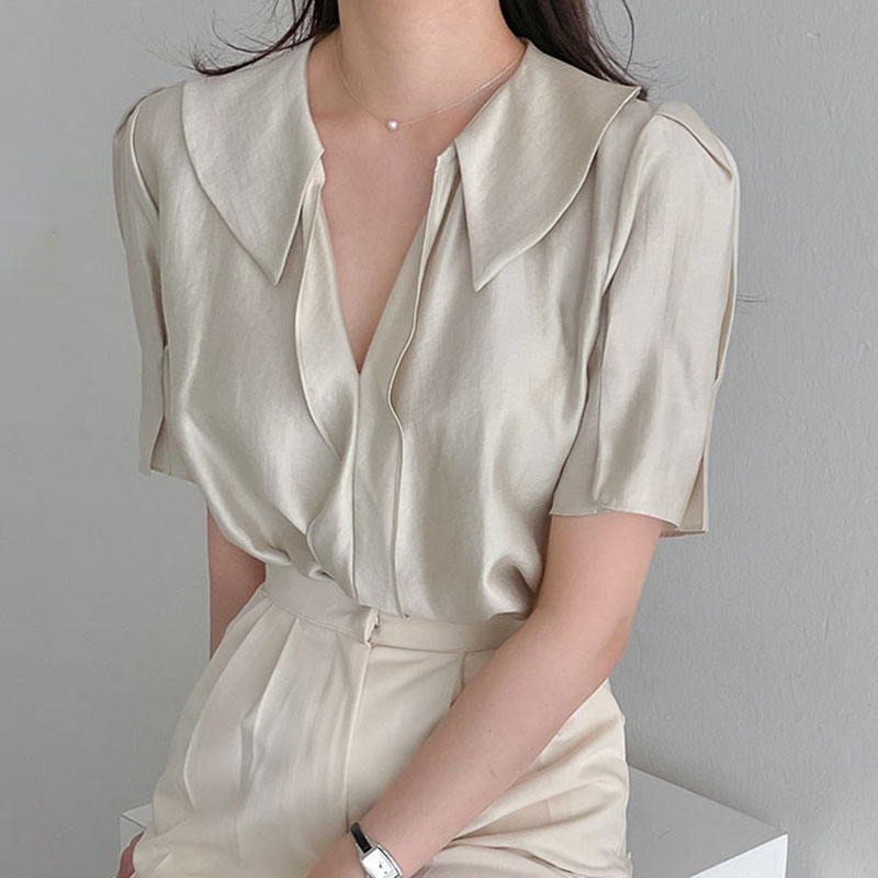 サテン素材小襟デザイン・ゆったりシルエット半袖シャツ