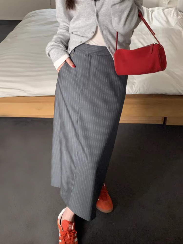 グレー