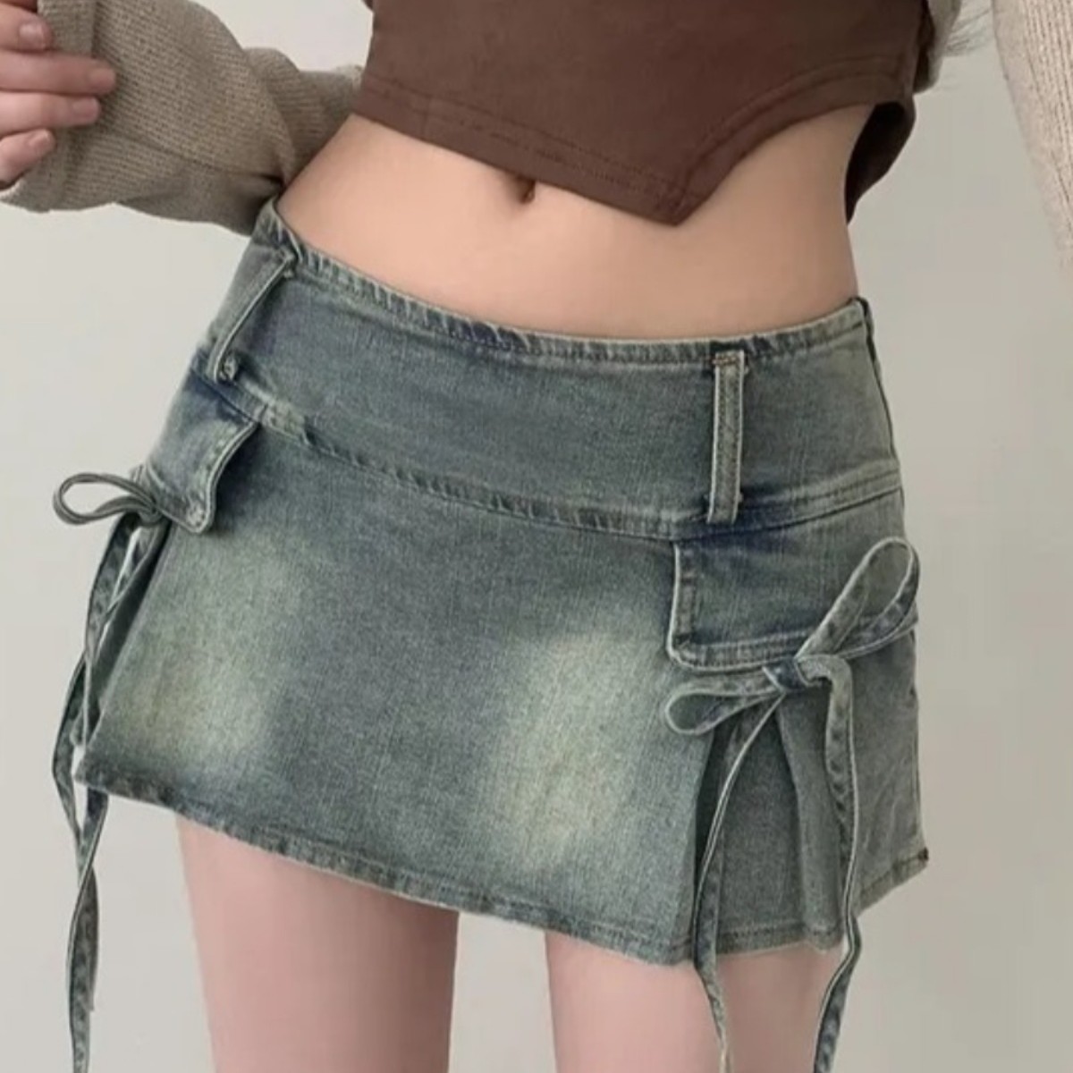 ガーリーな雰囲気 蝶結びストラップ付き デニムAラインスカート風ショートパンツ