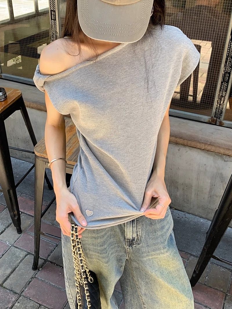 グレー