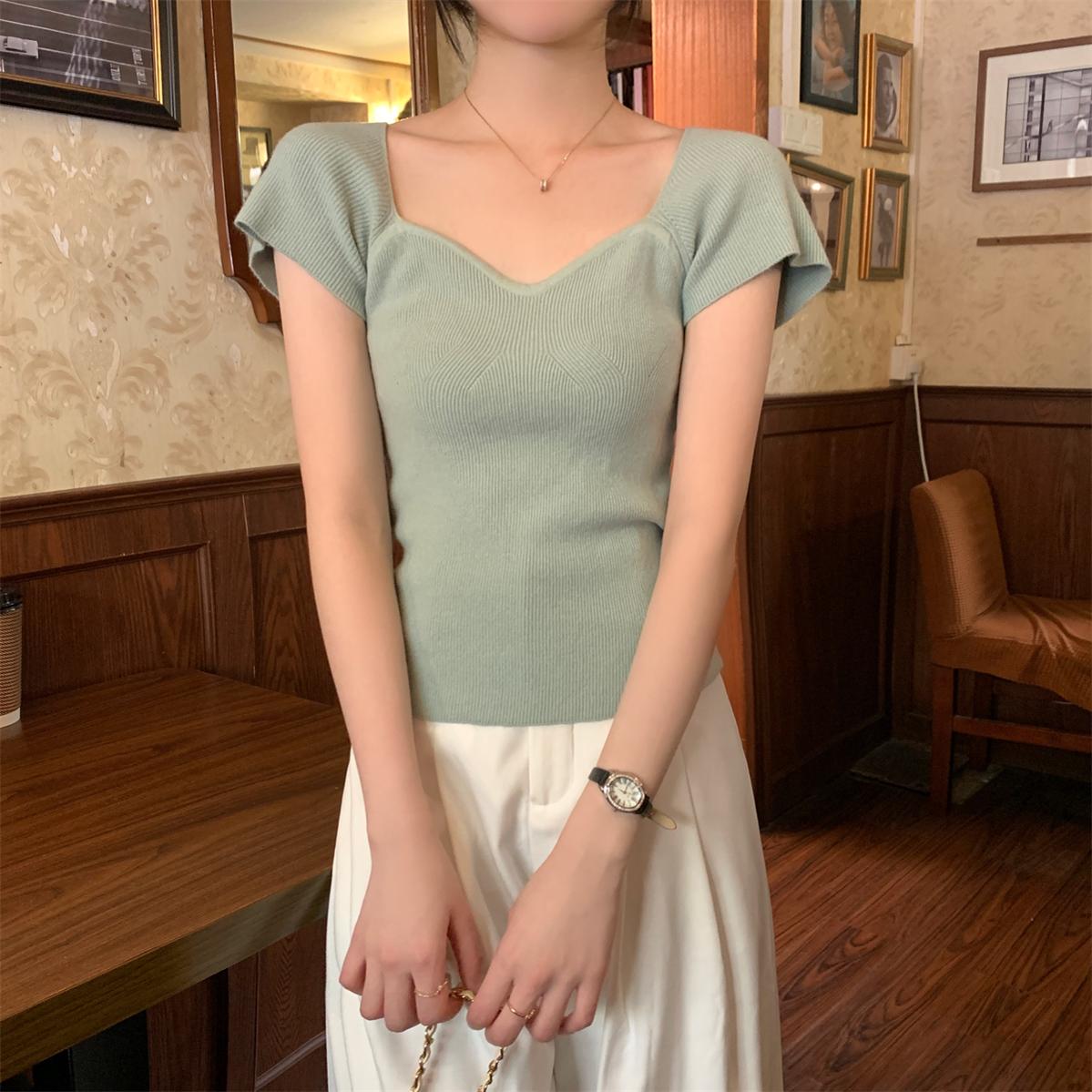 デコルテ見せが叶う ローVネック スリムフィットのニットTシャツ