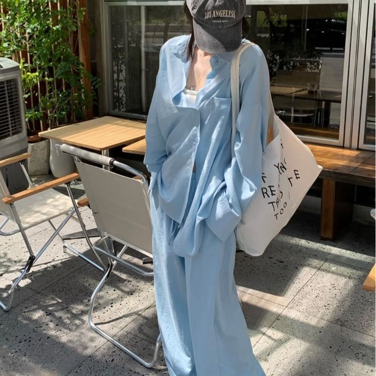 ブルーのポロシャツ＆ワイドパンツ リラックス感たっぷりのセットアップスタイル