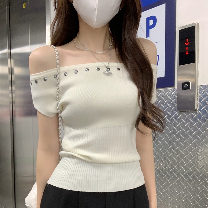 オフショルダー ウエストマークデザインで色気と可愛さを両立したTシャツ