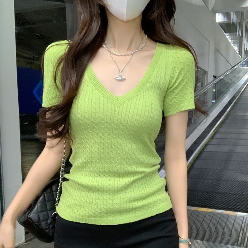 無地Vネック スリムシルエットでインナーにも使えるニットTシャツ