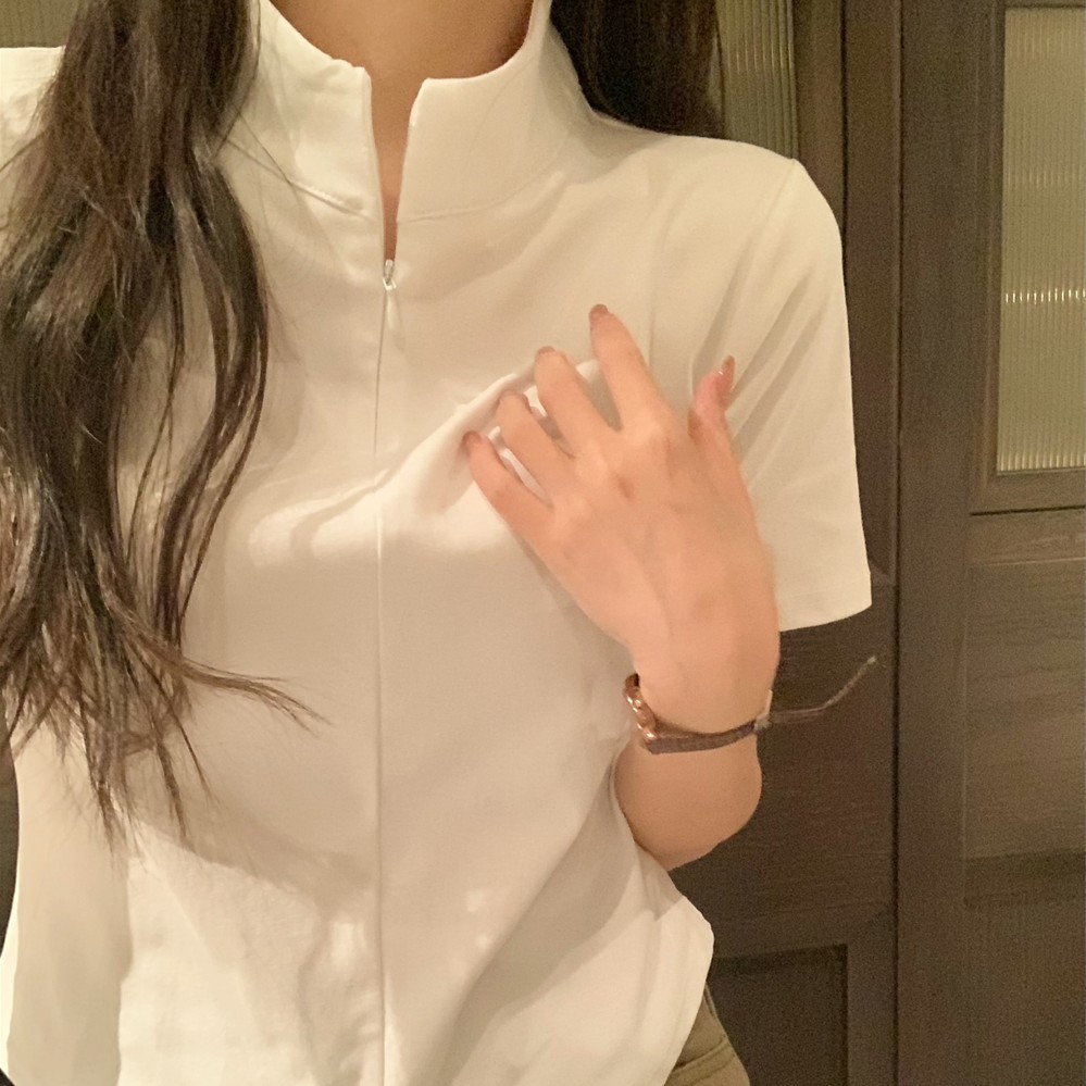 ハーフジップ仕様 ポロ襟がアクセントのコットンショートTシャツ