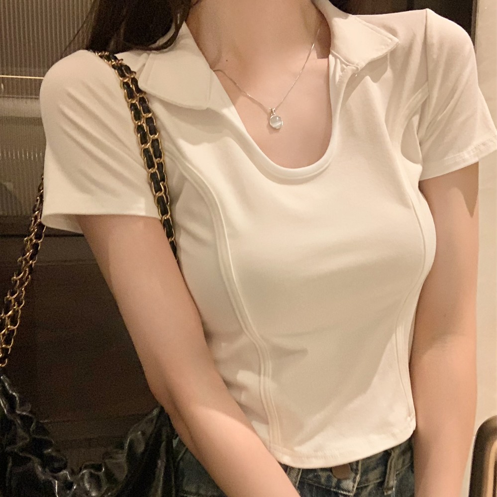 ポロ襟 スリムなシルエットにこだわったデザイン性のあるコットントップス
