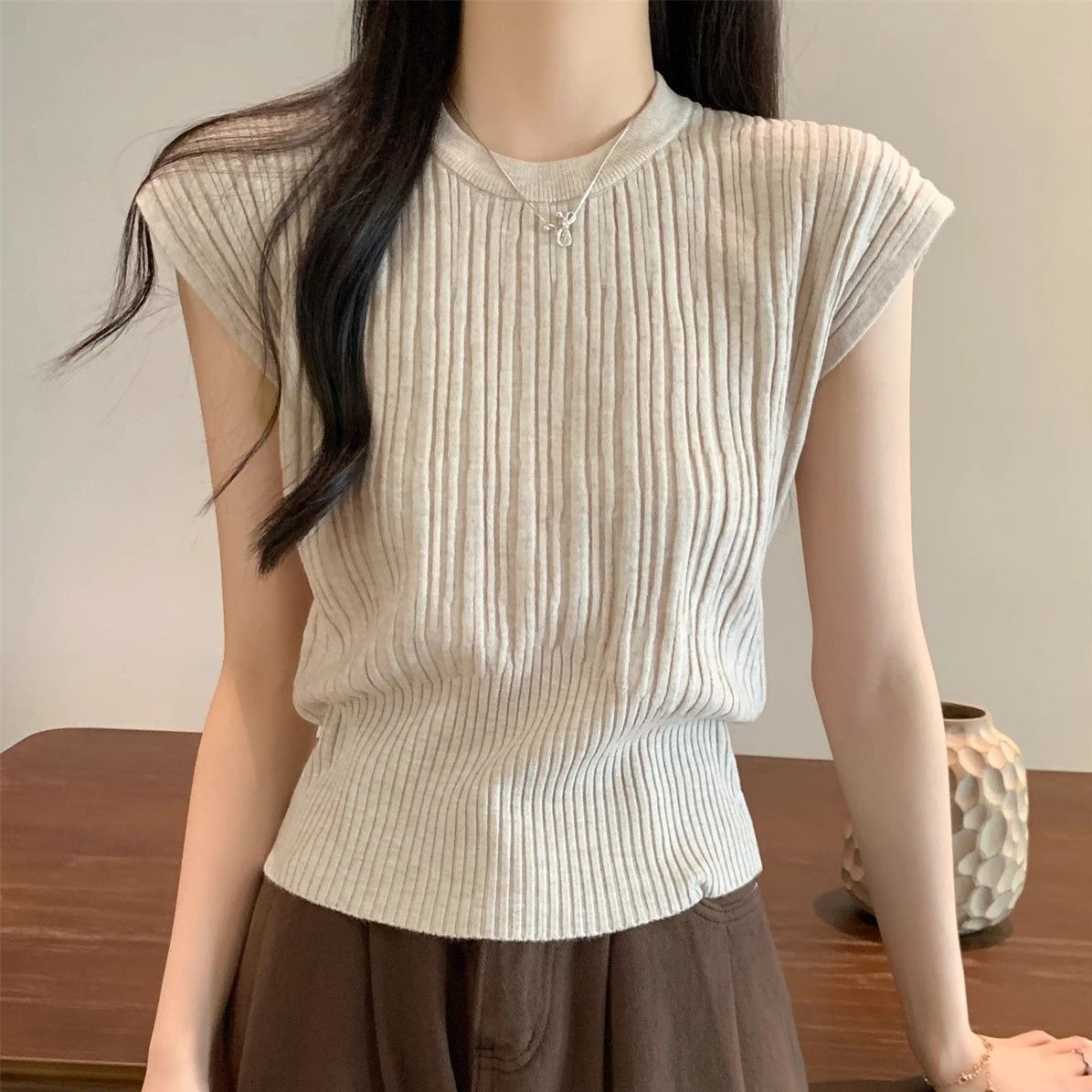 丸首の薄手ニット素材 スリムでデザイン性のあるTシャツ