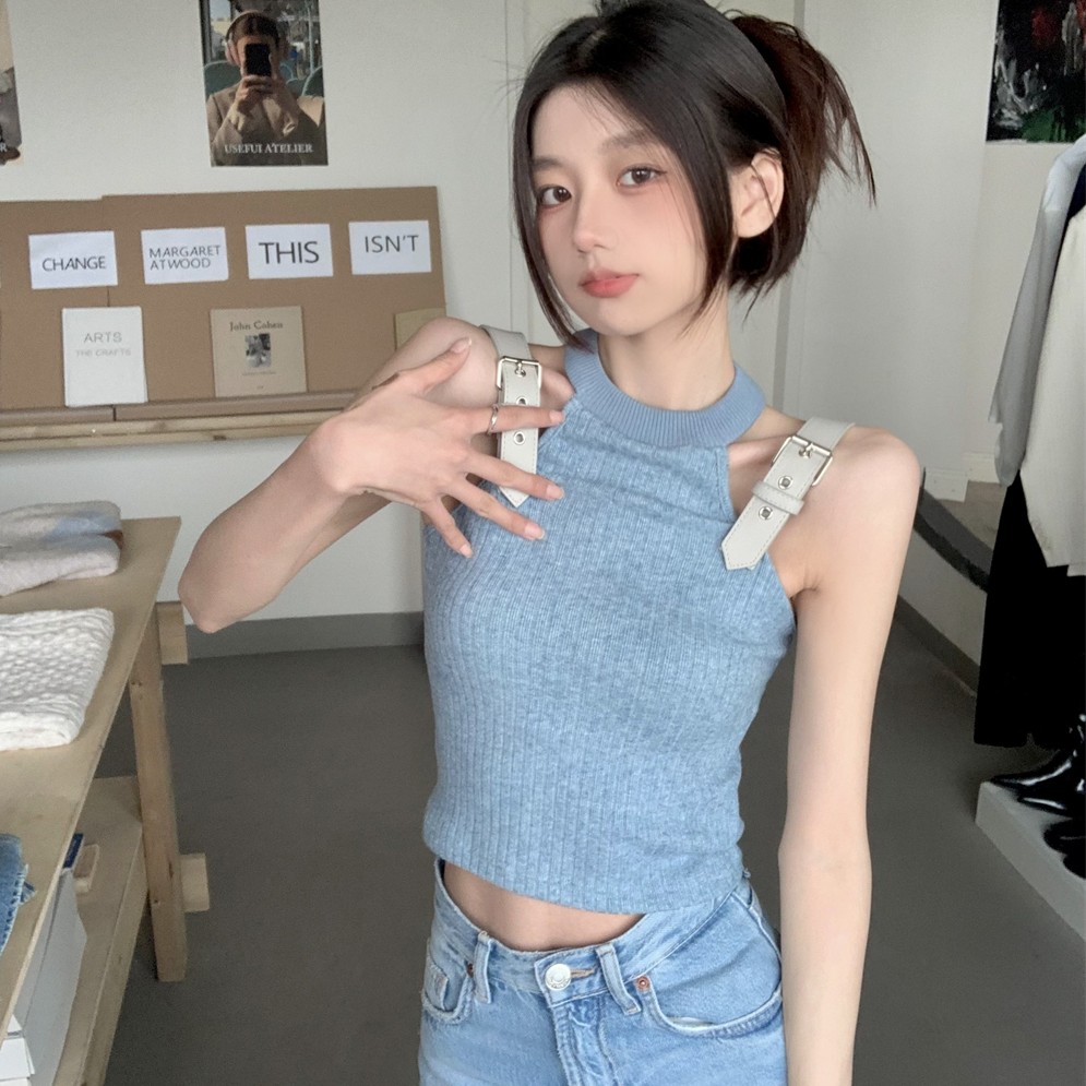 オフショル×ショート丈 レザーストラップ付き個性派ニットトップス