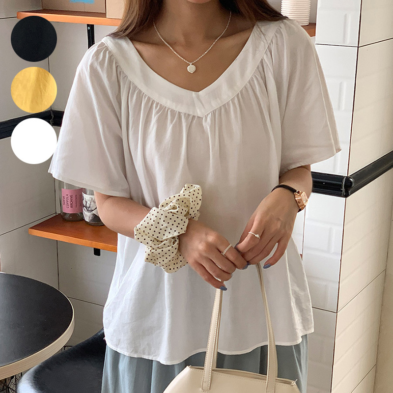 シンプルなVネックとリラックス感のあるゆったりデザインのTシャツ