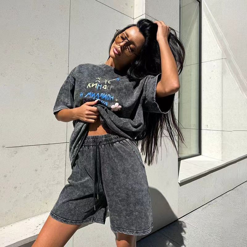 ウォッシュ加工とユニークなプリントが印象的なブラックオーバーサイズTシャツ