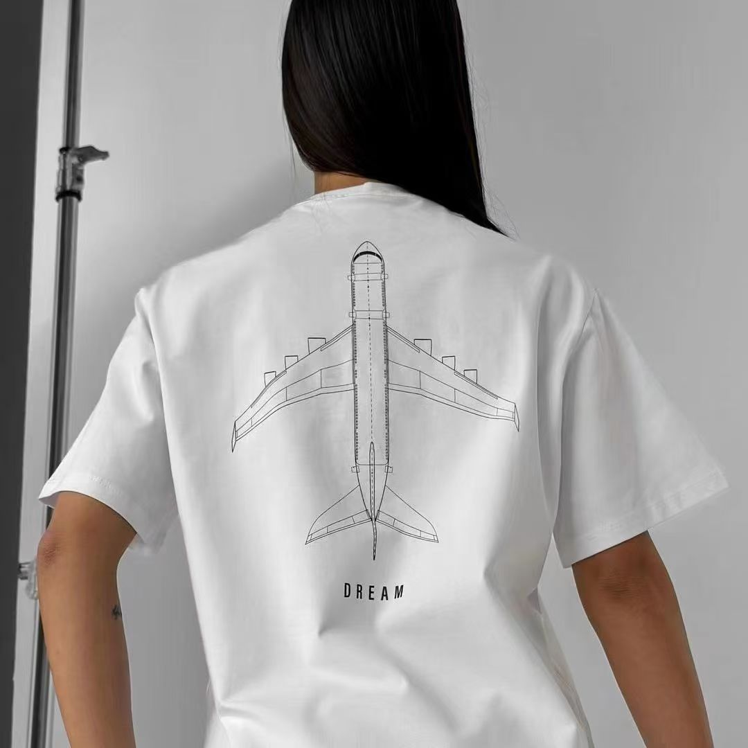 コットン100％のミニマルデザインが映えるカジュアル半袖Tシャツ
