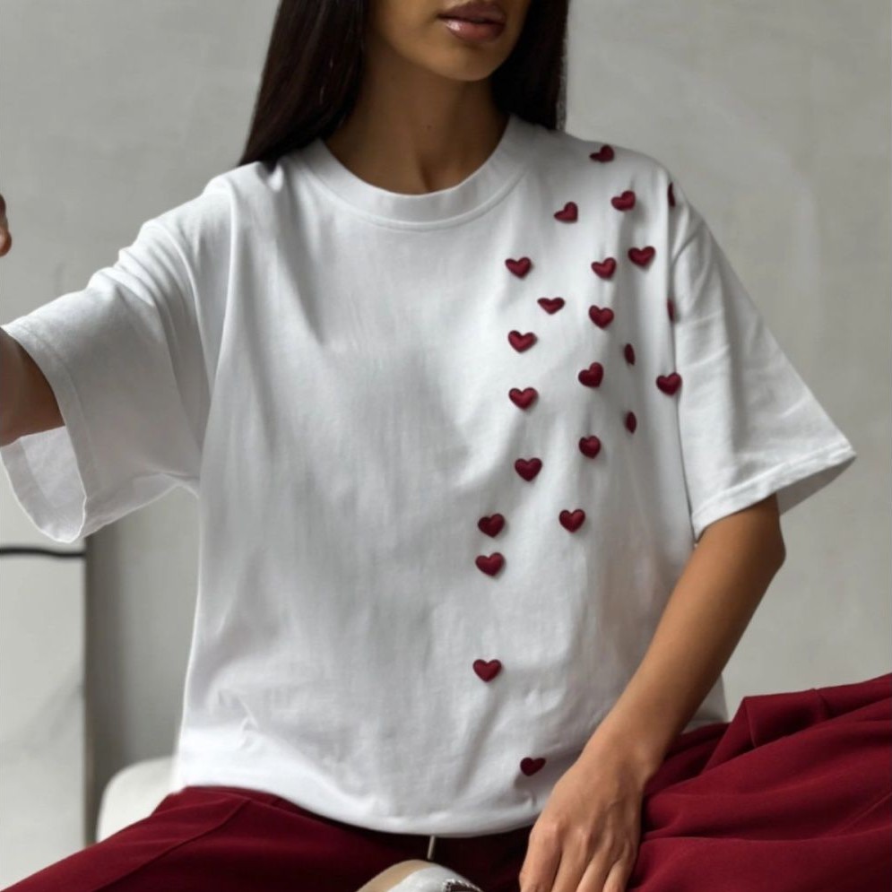 配色とハート柄プリントが目を引くデザイン性の高いラウンドネックTシャツ