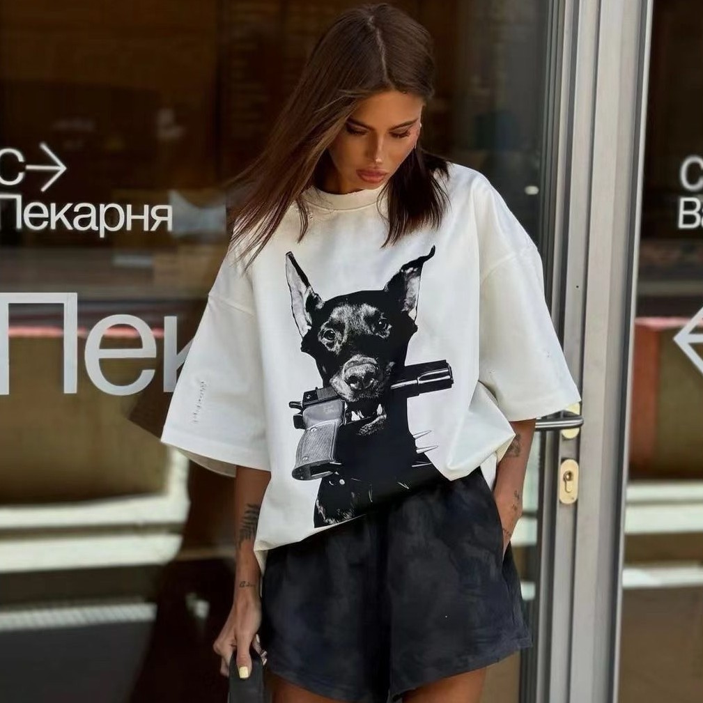 ヴィンテージ感のあるロゴプリントが魅力のオーバーサイズTシャツ
