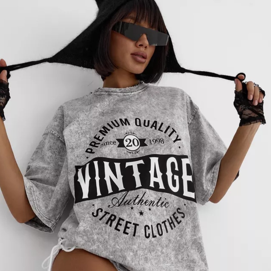 アメリカンテイストのロゴプリントとゆるシルエットが特徴の半袖Tシャツ