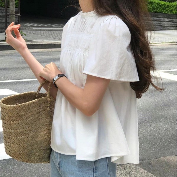 フリル襟とギャザー入りで甘さ引き立つゆったりシャツ