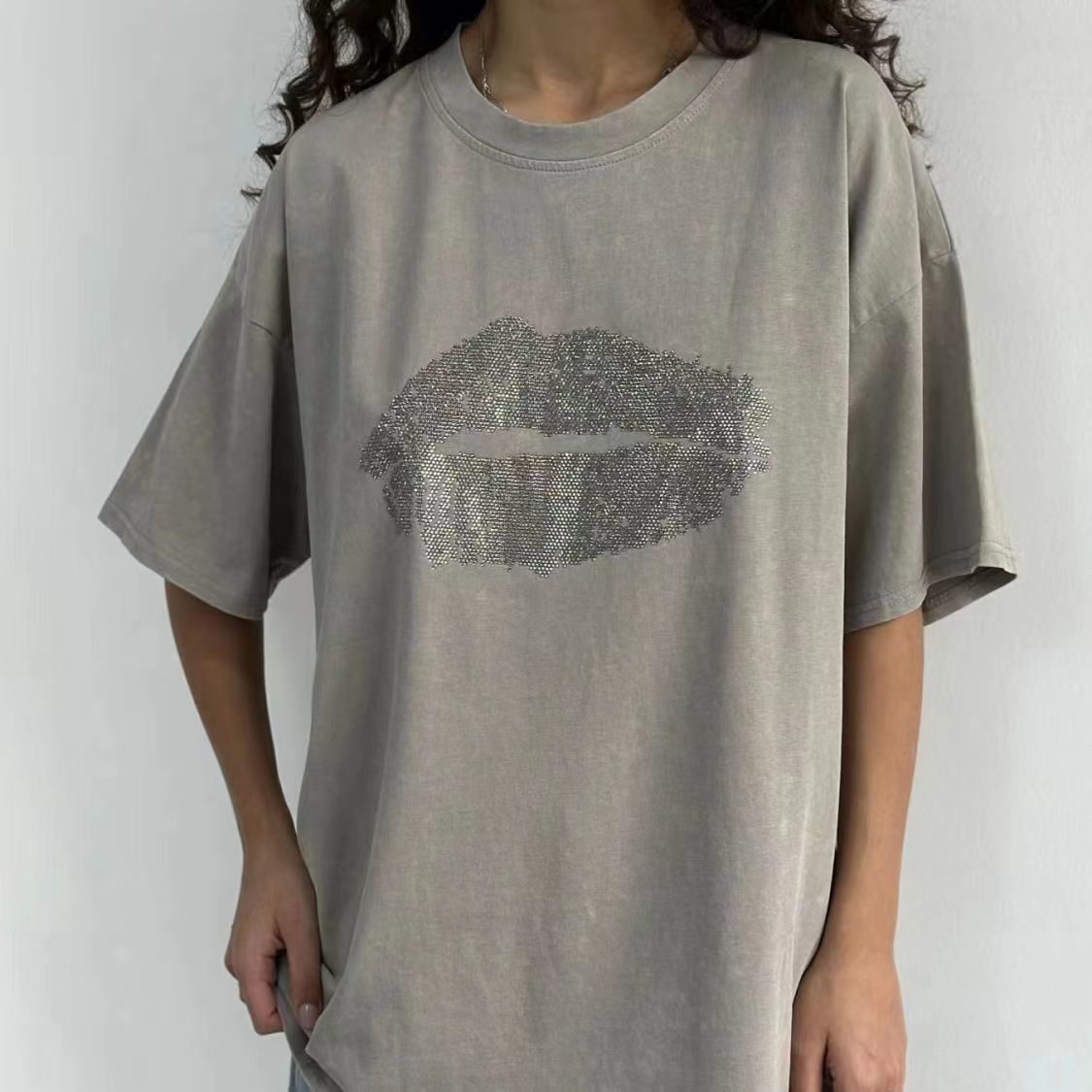 ヴィンテージ風ストリートウォッシュ加工ストーン付きコットンTシャツ