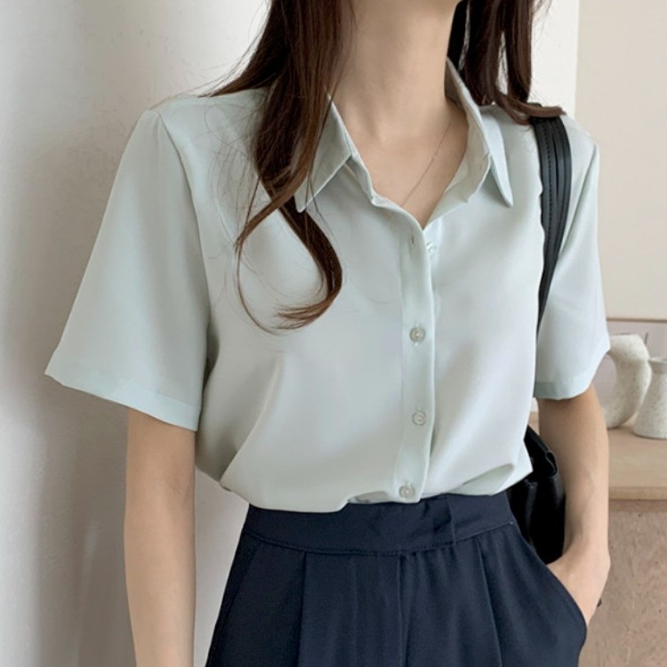 上品なとろみ感とゆったり感が魅力の半袖シフォンシャツ