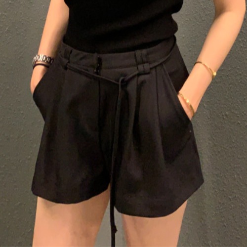 ブラック ショートパンツ