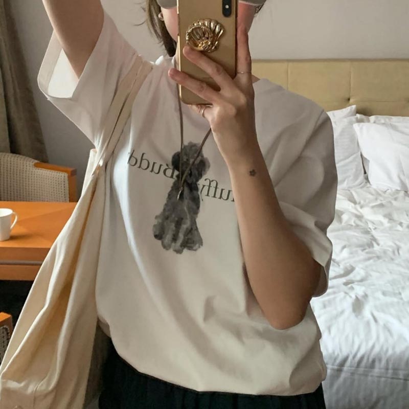 レトロ感のあるロゴ入り・可愛い子犬プリントデザイン半袖Tシャツ