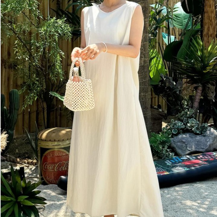 無地×ゆったりシルエット・カジュアルに着こなせるノースリーブロングワンピース