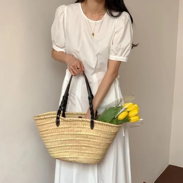 ギャザー＆ウエストリボン付き・パフスリーブのミディ丈ワンピース