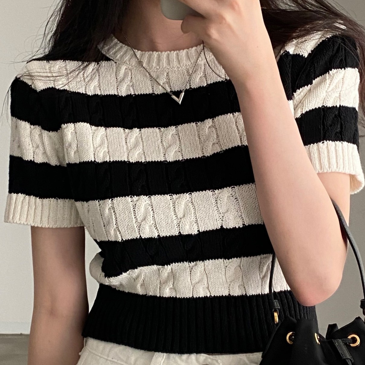 ケーブル編み×配色ストライプ・スリムフィットショート丈ニットTシャツ