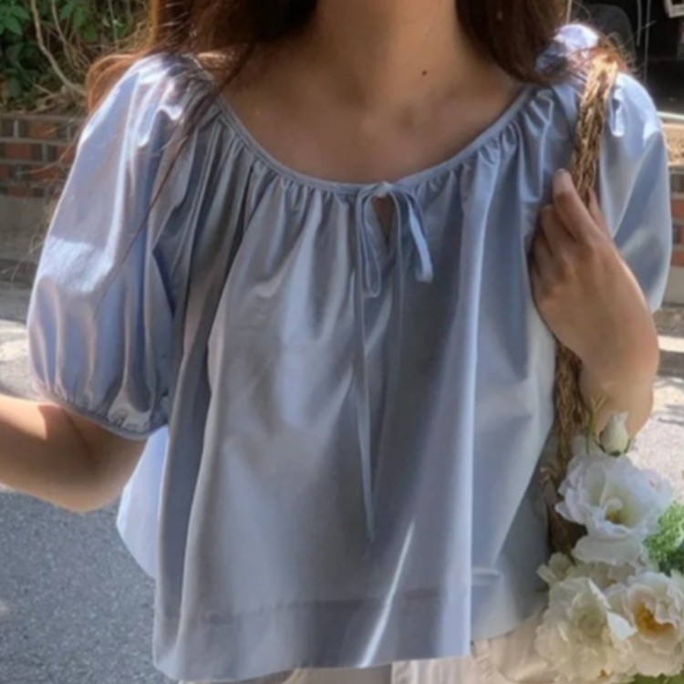 ギャザー×リボン付きラウンドネック・パフスリーブショート丈シフォンブラウス