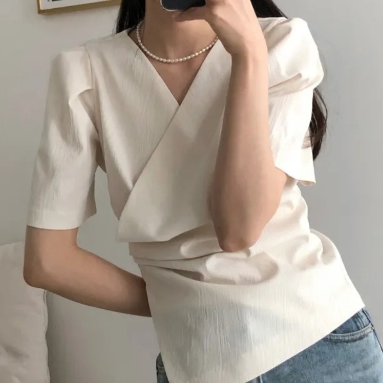クロスVネック×ギャザー入り・アシンメトリーデザインのパフスリーブブラウス