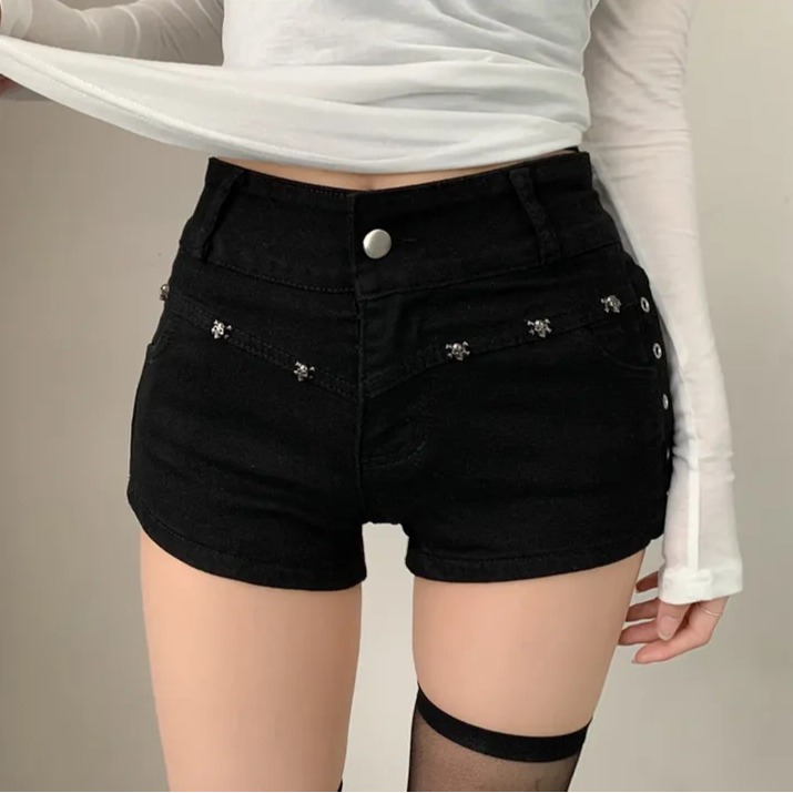 デニムショートパンツ、スタッズ付きのローウエストで細見え、着回しやすいワイドショットパンツ