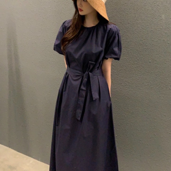 フレンチフェミニンな雰囲気、ラウンドネックとパフスリーブがかわいい、ゆったりリボンウエストで細見えする綿ワンピース